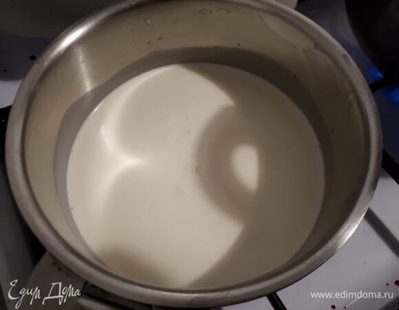 Подогрейте 75 мл сливок и вмешайте желатин.