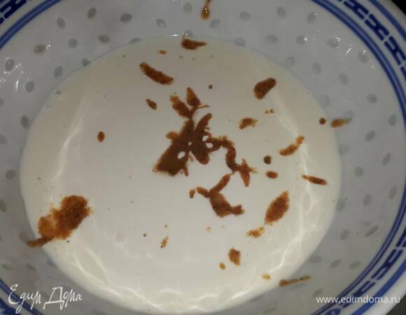 Смешайте пралине с оставшимися сливками.