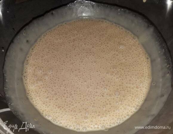 Добавьте смесь к шоколаду и пробейте блендером. Оставьте в холодильнике на ночь. На следующий день взбейте ганаш.