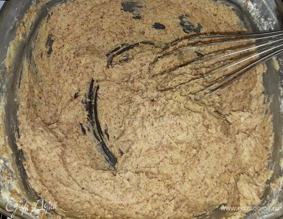 Для начинки взбейте размягченное масло с сахаром, добавьте яйцо, корицу, муку и измельченный фундук. Взбейте еще раз. Очистите и натрите яблоко, вмешайте в получившуюся массу.