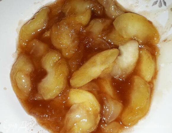 Готовьте 5–7 минут, затем выньте яблоки и сбрызните оставшуюся в сковороде карамель лимонным соком. Выложите яблоки обратно в сковороду. Добавьте корицу и перемешайте. Дайте остыть.