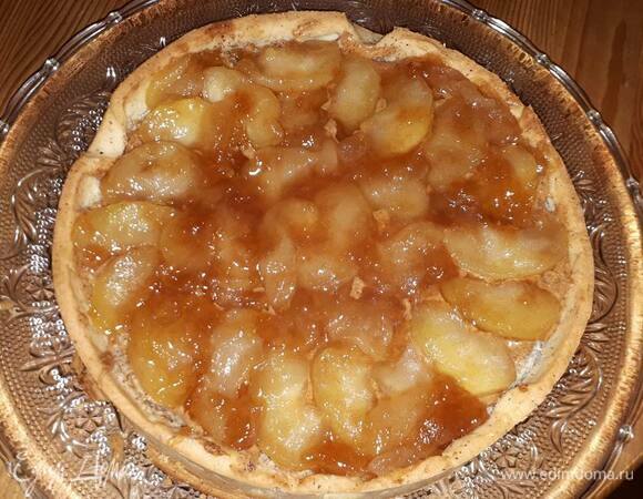Когда тарт и яблоки остынут, намажьте на тарт слой из оставшегося пралине. Сверху выложите карамелизированные яблоки.
