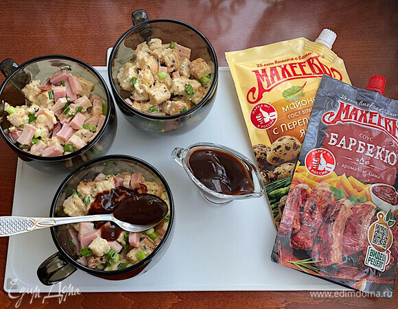 Смесь разложить по кружкам, смазать соусом барбекю ТМ «Махеевъ» из расчета по 2 ст. л. на порцию.