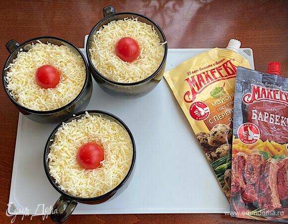 Все посыпать хорошим слоем сыра из расчета, что сыра много не бывает)) И добавить по помидору черри. Поставить в микроволновку на 5–6 минут. Время приготовления будет зависеть от мощности микроволновки.