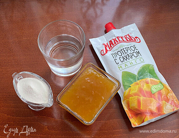 Для приготовления зефира подготовьте форму для начинки, кондитерские пакеты, насадку и бумагу для выпечки, на которую будем отсаживать зефир. В первую очередь необходимо приготовить начинку для зефира. Для этого подготовьте все необходимые ингредиенты.