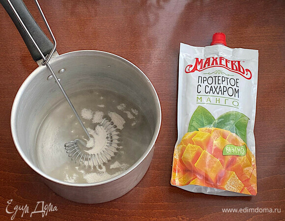 В сотейнике с толстым дном смешайте воду и агар-агар. Поставьте на средний огонь и доведите до кипения.