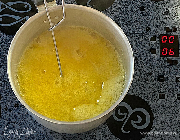 Затем в сотейник добавьте пюре манго, перемешайте, доведите до кипения и на среднем огне проварите 3–4 минуты.