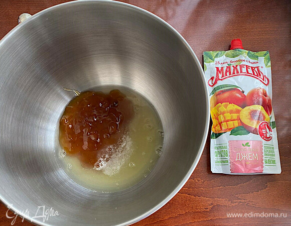 В дежу миксера добавьте пюре из персиков и манго ТМ «Махеевъ», яичные белки и щепотку лимонной кислоты.