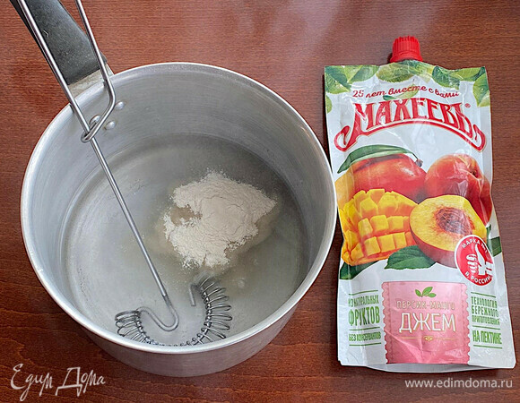 В сотейнике смешайте воду и агар-агар. Поставьте на огонь, доведите до кипения.