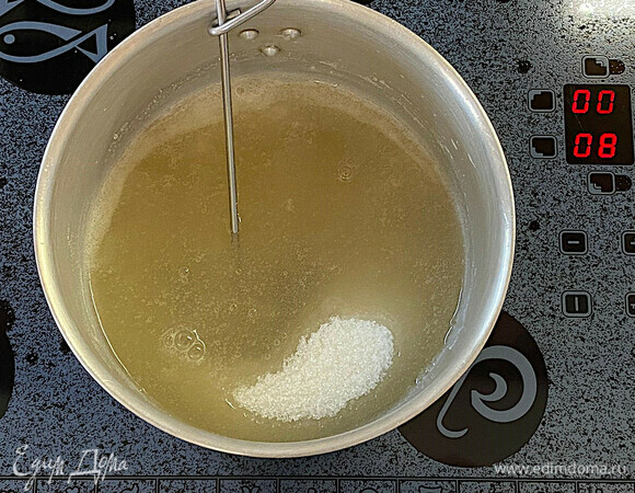 Как только сироп закипит, всыпьте весь сахар, перемешайте. Доведите смесь до кипения и проварите 3–4 минуты на среднем огне.
