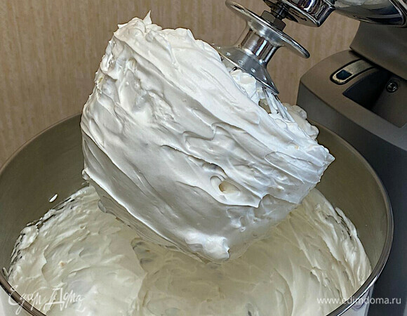 Одновременно с приготовлением сиропа взбивайте белки с пюре в пышную пену.