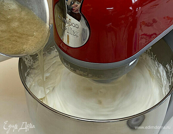 Как только сироп будет готов, влейте в белковую массу тонкой струйкой, не переставая взбивать массу. Когда весь сироп будет влит, продолжите взбивать массу на высокой скорости, примерно в течение 1–2 минут.