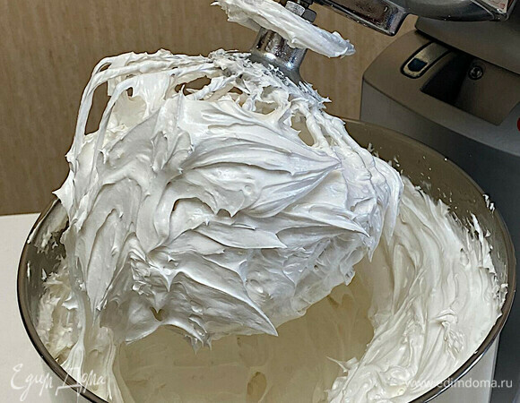 Готовность массы можно определить по стойким «клювикам». Теперь зефирную массу переложите в заранее подготовленный кондитерский мешок с насадкой.