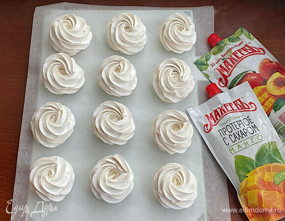 Отсадите зефирные завитки на начинку из пюре манго. Оставьте на столе для стабилизации при комнатной температуре. Время стабилизации зависит от влажности воздуха в комнате и варьируется от 4 до 8 часов.