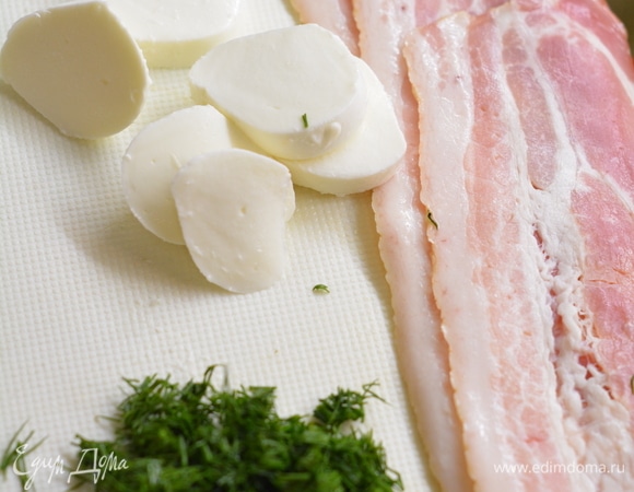 Подготовим начинку: бекон в пластах, моцареллу и измельченную зелень (у меня укроп).