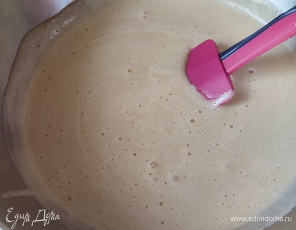 Для коржей взбить яйца. Соединить сливочное масло, мед и сахар. Поставить все на водяную баню. Как только смесь растопится и станет однородной, добавить взбитые яйца. Перемешать и всыпать соду. Варить 10 минут, постоянно помешивая.