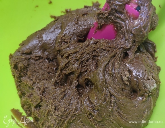 Снять с водяной бани смесь и добавить в нее муку, какао-порошок и разрыхлитель. Сначала тесто будет липким и казаться жидким, но по мере остывания оно будет густеть. Муку добавлять не надо. Оставить тесто на 15 минут отдохнуть.