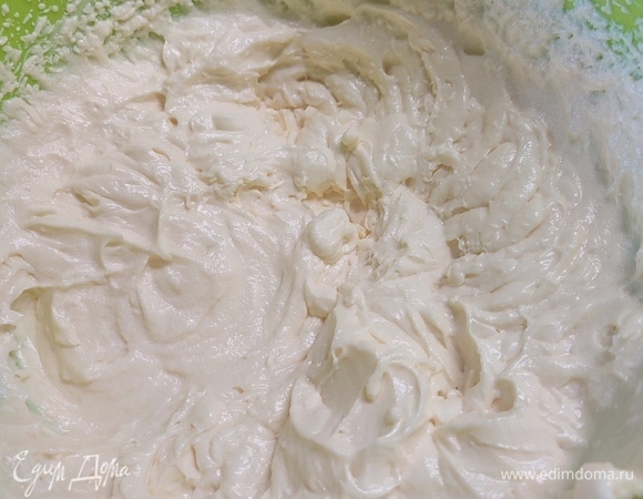 Для крема мягкое сливочное масло взбить в пышную пену. При взбивании частями добавлять сметанный крем. Взбить все до однородности.