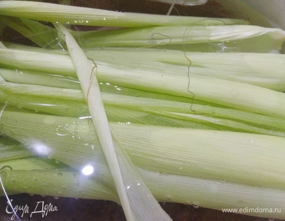 С початков снять листву. Выложить в кастрюлю, залить водой.