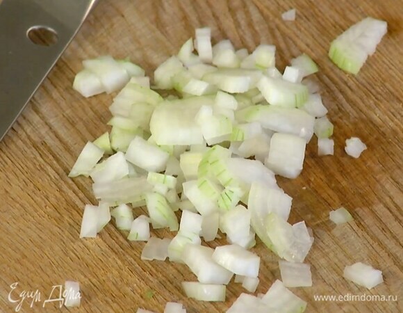 Лук почистить и мелко порубить.