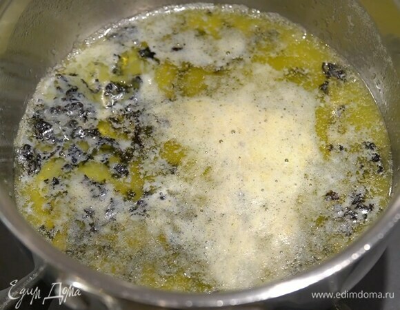 Выложить в кастрюлю 75 г сливочного масла и, всыпав чай, растопить на маленьком огне.