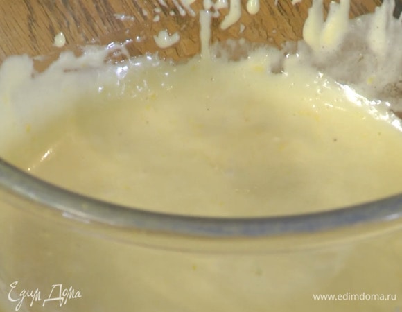 Муку перемешать с разрыхлителем, цедрой и солью, добавить яично-йогуртовую массу, затем через сито влить растопленное с чаем масло и все перемешать.