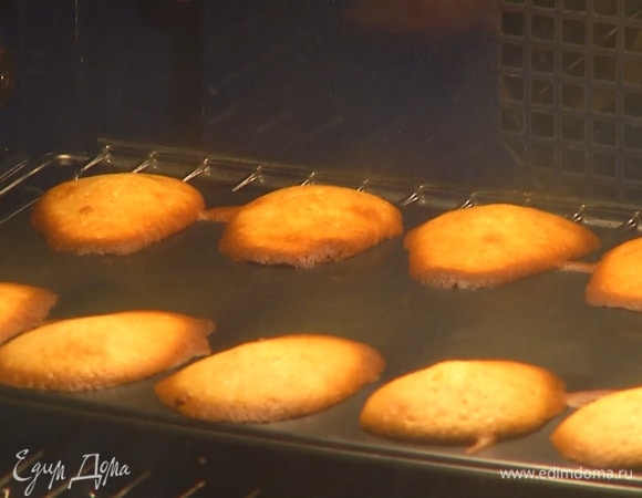 Формы для мадленок смазать оставшимся сливочным маслом, разлить тесто и выпекать в разогретой духовке 10 минут.