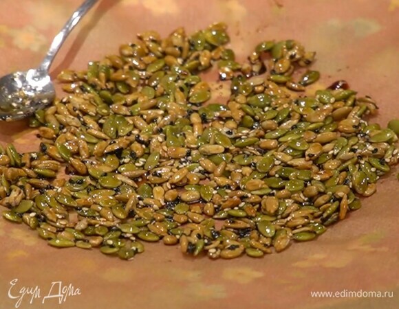 Разогреть в сковороде 1 ст. ложку оливкового масла, всыпать все семечки и кунжут, добавить оставшийся сахар, соевый соус и все прогреть так, чтобы соус выпарился, затем переложить на бумагу для выпечки и дать остыть.