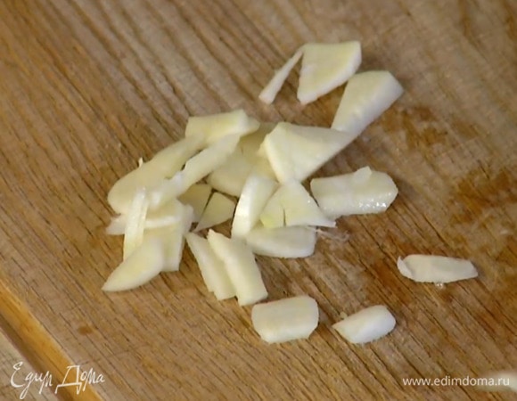 Чеснок почистить и мелко порубить.