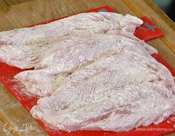 Муку перемешать с солью и перцем, обвалять грудки со всех сторон, излишки муки стряхнуть.
