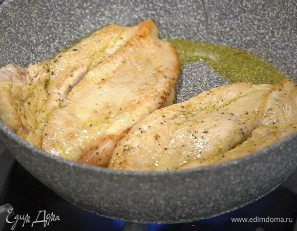 В другой сковороде разогреть 1 ст. ложку оливкового масла и обжарить грудки индейки, затем переложить в другую посуду.