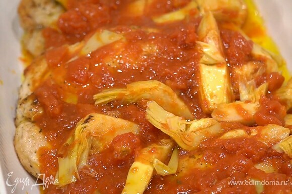 В жаропрочную керамическую форму выложить обжаренный лук и чеснок, индейку, помидоры с артишоками и запекать в разогретой духовке 10–15 минут.