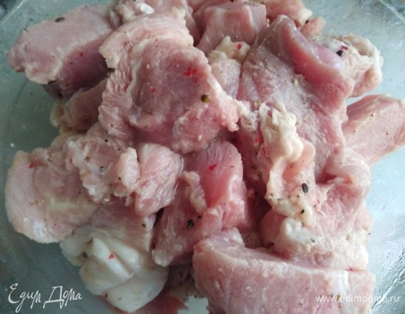 Мясо нарезать, посыпать перцем, посолить, замариновать в уксусе. Оставить на 2 часа, периодически перемешивая.