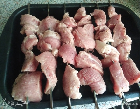 Нанизать на шампур или выложить на решетку. В форму для запекания влить немного воды. Сверху положить шампуры. Поставить в духовку в режиме «Гриль».
