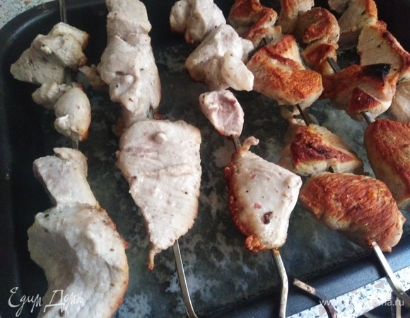 В процессе жарки шампуры перевернуть.