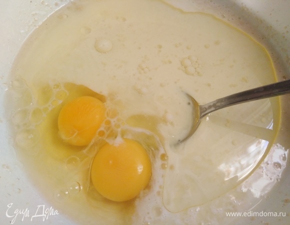 Воду соединить с молоком. Вбить яйца, всыпать сахар, соль, дрожжи. Влить растительное масло.