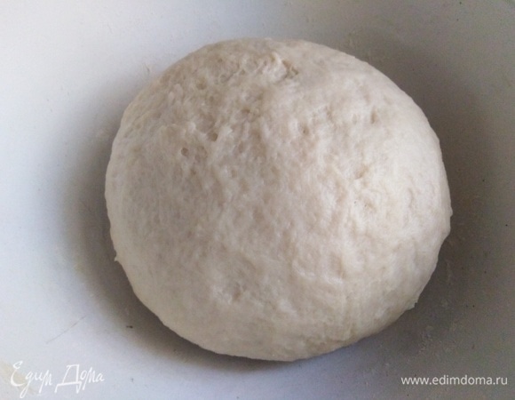 Замесить тесто. Накрыть, дать подняться.