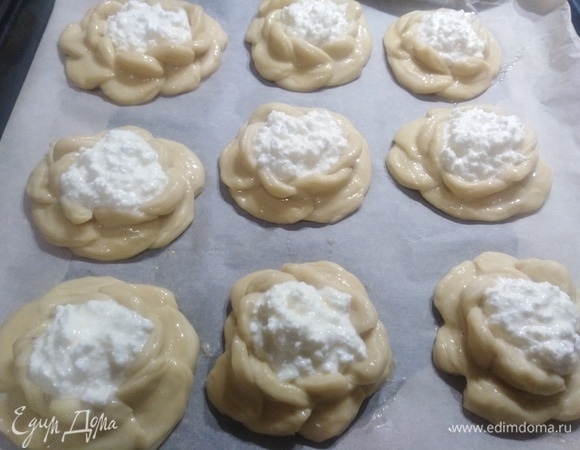 Наполнить заготовки. Смазать яйцом. Поставить в разогретую духовку.