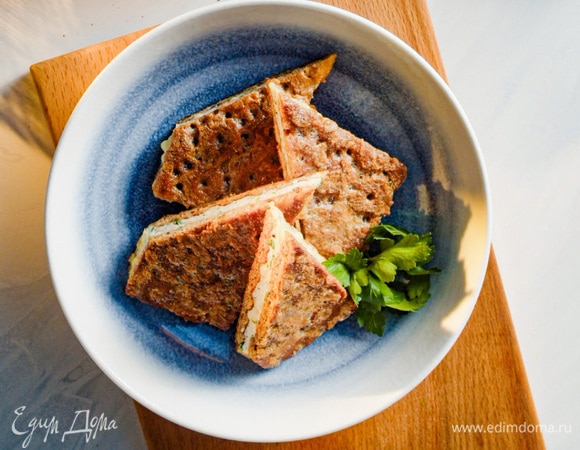 <span>Жарить на небольшом количестве масла под крышкой на среднем огне с двух сторон по 5</span>–<span>7 минут. Разрезать каждую котлету пополам.</span><br />
Подавать с зеленью. 