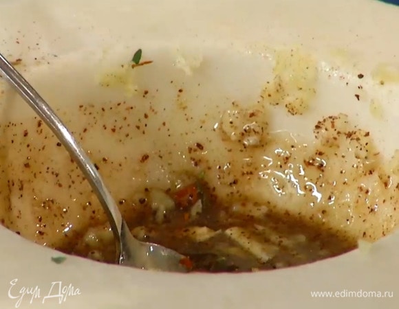 Чеснок почистить и растереть в ступке в пасту, добавить листья тимьяна, мед и оливковое масло, всыпать сумах, кориандр, зиру, чили, затем посолить, поперчить и перемешать.