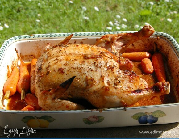 Затянуть форму фольгой и поставить в разогретую духовку на 30–40 минут, затем фольгу удалить и запекать еще 20 минут, периодически поливая выделившимся соком.