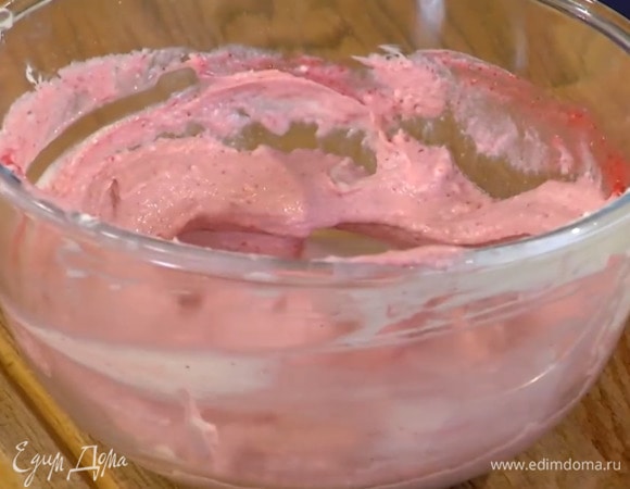 В чашу блендера поместить муку, сахар, погашенную соду, предварительно размягченное сливочное масло, йогурт и яйца, добавить ванильный экстракт, разрыхлитель, соль и все взбить.