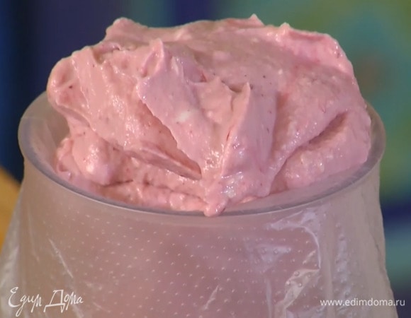 Приготовить крем: в глубокой миске соединить сливочный сыр и предварительно размягченное сливочное масло, растереть все лопаткой, затем добавить сахарную пудру, ежевичное пюре и еще немного растереть.