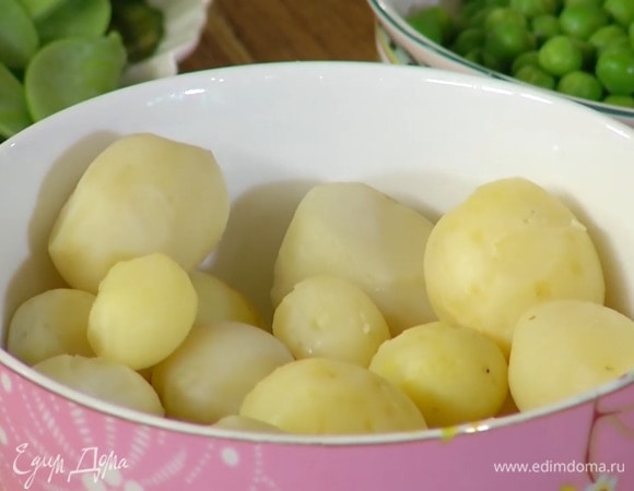 Картофель отварить в мундире, затем почистить, крупные клубни разрезать.