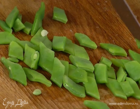 Отваренную фасоль нарезать небольшими кусочками.