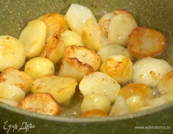 Разогреть в сковороде сливочное и оливковое масло, выложить картошку, посолить и обжаривать до появления золотистой корочки.