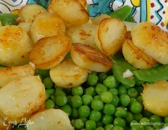 В глубокую миску вложить салат корн, нарезанную фасоль, листья мяты, весь горошек, обжаренный картофель, полить заправкой и перемешать.