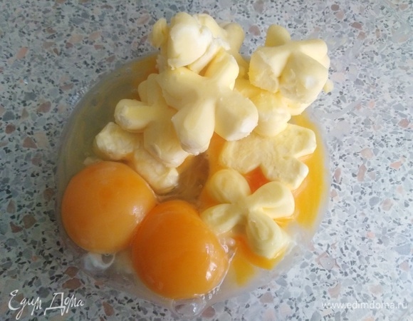 Желтки соединить с маслом.