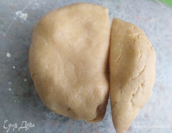 Замесить тесто. Разделить на две неравные части. Убрать на 30 минут в холодильник.