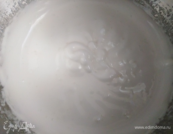 Белки взбить с оставшимся сахаром и ванилином.